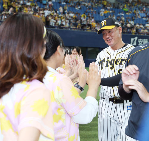TORACO　DAＹで女性ファンとタッチを交わす福留（撮影・前田充）