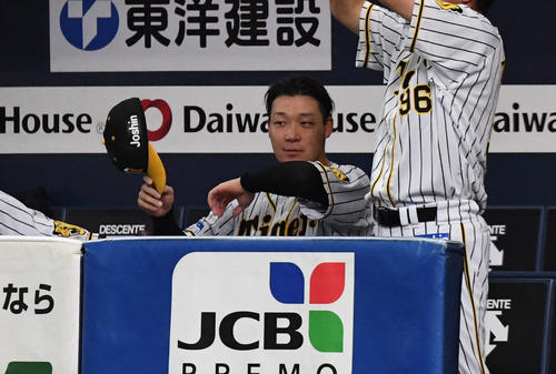 阪神対DeNA　6回表DeNA2死一、二塁、守備の交代を告げられベンチで汗を拭う大山（撮影・奥田泰也）