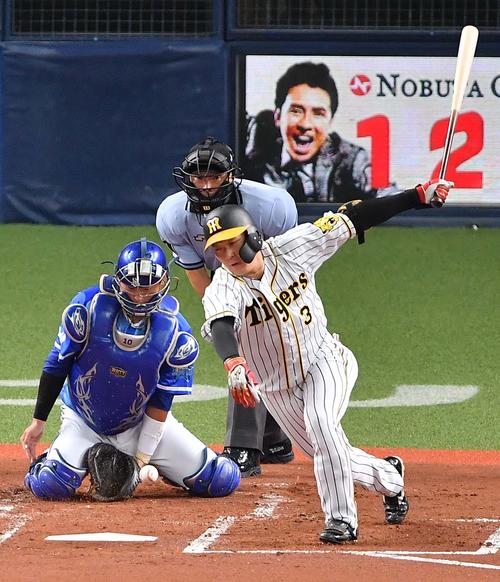 阪神対DeNA　1回裏阪神2死二、三塁、空振り三振に倒れる大山（撮影・上田博志）