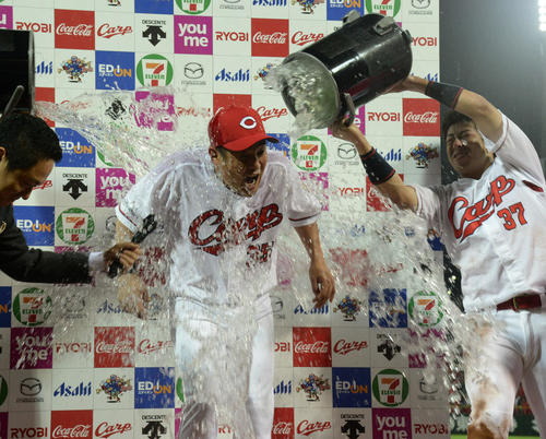 広島対ヤクルト　ヒーローインタビューで野間（右）から氷水を浴びせられる三好（撮影・今浪浩三）