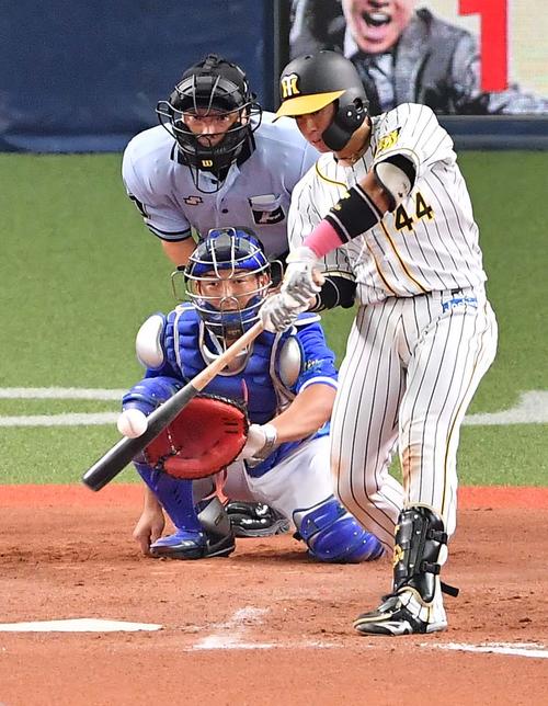 阪神対DeNA　8回裏阪神1死、左越えソロ本塁打を放つ梅野隆太郎（撮影・上田博志）