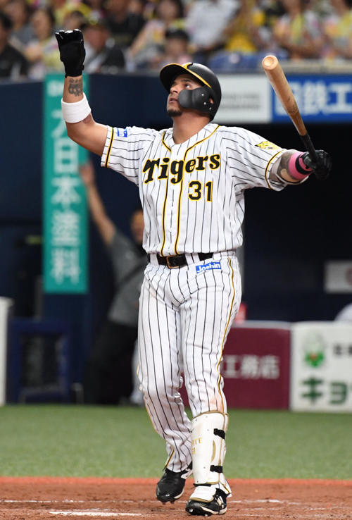 阪神対DeNA　7回裏阪神2死一塁、マルテは左越え2点本塁打を放つ（撮影・奥田泰也）