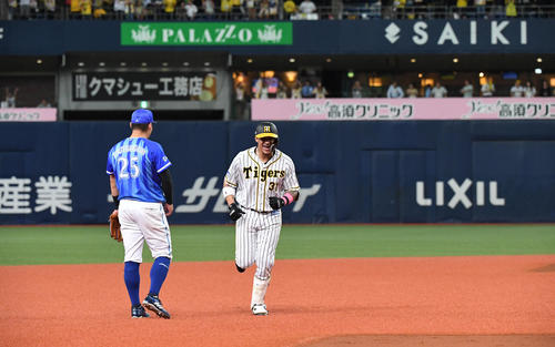 阪神対DeNA　7回裏阪神2死一塁、ジェフリー・マルテは左越え左越え2点本塁打を放つ（撮影・奥田泰也）