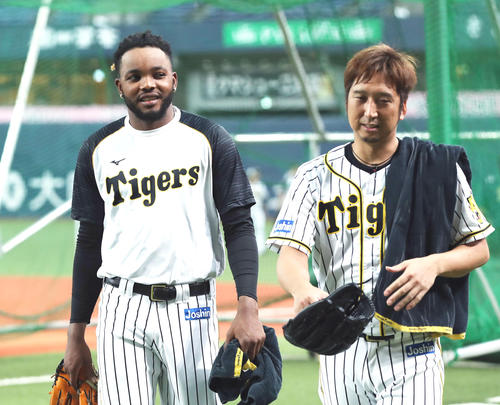阪神対DeNA　試合前練習を終え引き揚げる阪神ドリス（左）と藤川（撮影・前田充）
