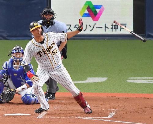 阪神対DeNA　5回裏阪神無死一塁、左翼線へ二塁打を放つ中谷将大（撮影・上田博志）