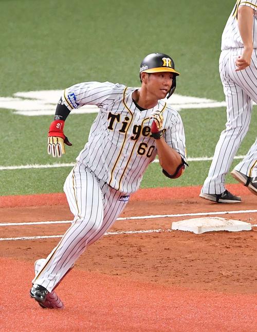 阪神対DeNA　5回裏阪神無死一塁、左翼線へ二塁打を放つ中谷将大（撮影・上田博志）