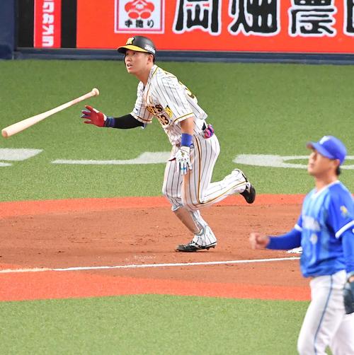 阪神対DeNA　6回裏阪神無死、右越えへソロ本塁打を放つ糸原健斗（撮影・上田博志）