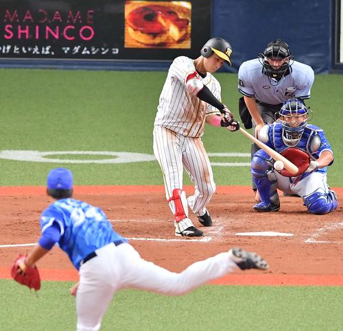 阪神対DeNA　7回裏阪神1死、中前安打を放つ木浪聖也（撮影・上田博志）