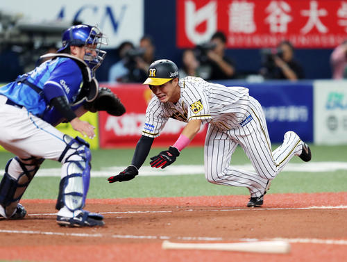 阪神対DeNA　5回裏阪神2死満塁、福留孝介の3点適時二塁打でヘッドスライディングで生還を果たす一塁走者の木浪聖也（撮影・前田充）