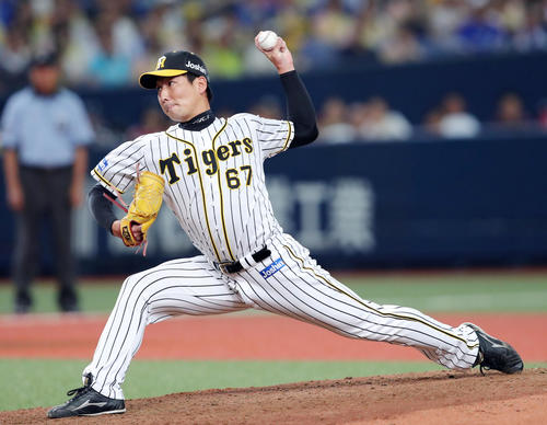 阪神対DeNA　6回途中から2番手で登板する岩崎（撮影・前田充）