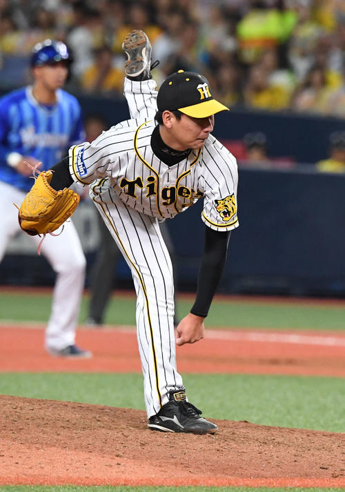 阪神対DeNA　6回から登板した岩崎優（撮影・奥田泰也）