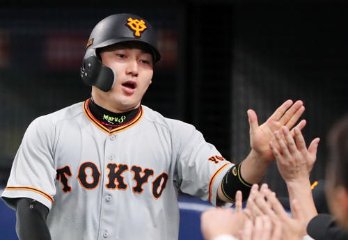 中日対巨人　3回表巨人2死二塁、岡本の適時打で生還した丸はナインの出迎えを受ける（撮影・垰建太）
