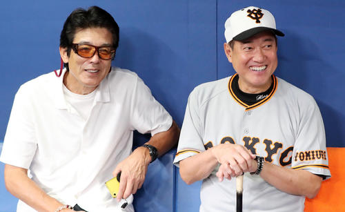 中日対巨人　試合前、談笑する巨人原監督（右）と江本氏（撮影・垰建太）