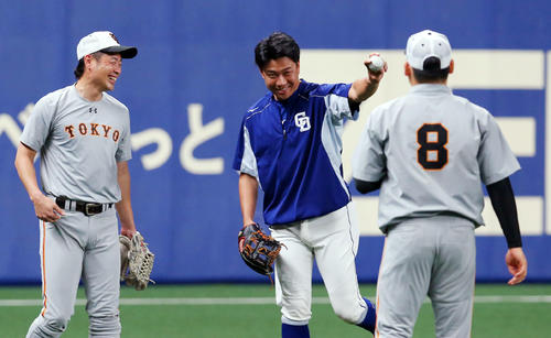 中日対巨人　試合前、談笑する巨人亀井（左）と中日大野雄（撮影・垰建太）