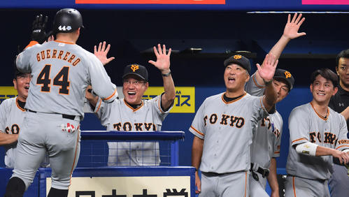 中日対巨人　6回表巨人1死、左中間へ本塁打を放ったアレックス・ゲレーロを迎える原辰徳監督（撮影・森本幸一）