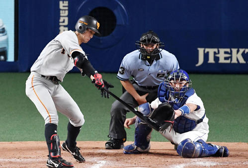 中日対巨人　7回表巨人2死一、二塁、若林は左適時二塁打を放つ（撮影・前岡正明）