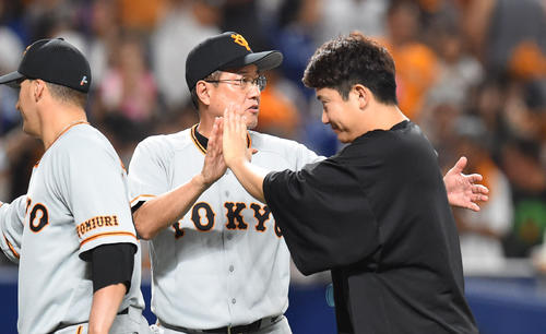中日対巨人　試合終了、菅野智之を迎える原辰徳監督（撮影・森本幸一）
