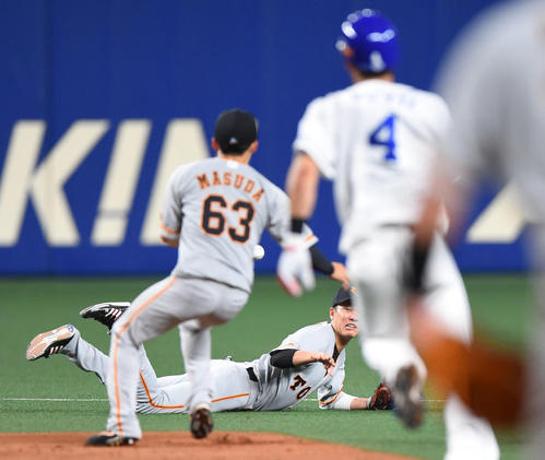 中日対巨人　2回裏1死一塁、木下拓哉の打球を好捕し二塁へトスする坂本勇人（撮影・森本幸一）