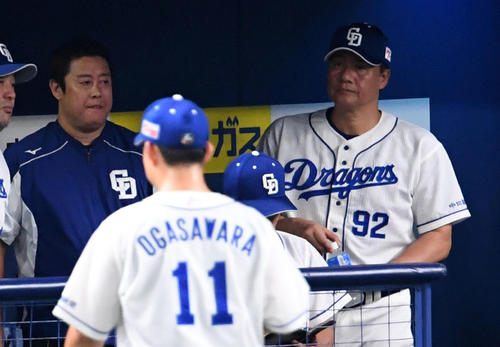 中日対巨人　1回、小笠原が巨人に先制され厳しい表情を見せる与田監督（撮影・前岡正明）