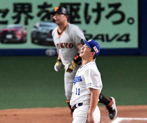 中日対巨人　6回表巨人1死、阿部に右越え本塁打を打たれ打球の方向を見る小笠原（撮影・前岡正明）
