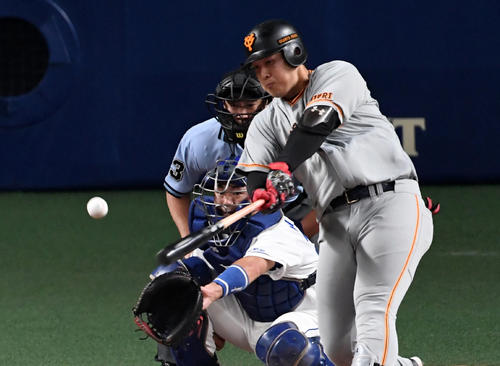 中日対巨人　1回表巨人2死二塁、、岡本は先制の中前適時打を放つ（撮影・前岡正明）