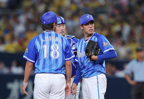 阪神対DeNA　4回裏阪神1死二塁、マルテに適時二塁打を浴びた上茶谷（右）（撮影・前田充）