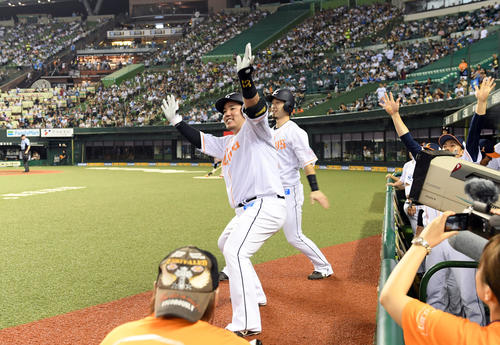 西武対日本ハム　5回裏西武2死一塁、左越えに37号2点本塁打を放ちポーズを決める山川（撮影・たえ見朱実）