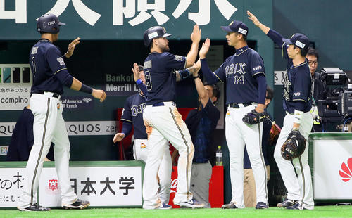 6回表オリックス2死二、三塁、安達の同点2点適時二塁打で生還したロメロ（左から2人目）を出迎える吉田一（右から2人目）ら（撮影・栗木一考）