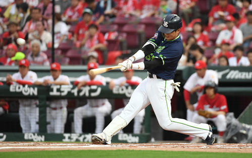 広島対ヤクルト　2回表ヤクルト無死、村上は右越えにソロ本塁打を放つ（撮影・今浪浩三）