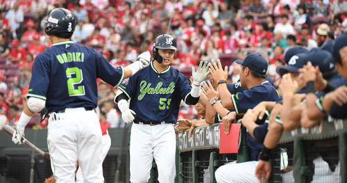 広島対ヤクルト　2回表ヤクルト無死、村上は右越えにソロ本塁打を放ちナインに迎えられる（撮影・今浪浩三）