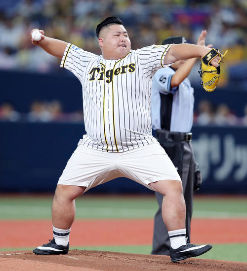 阪神対DeNA　始球式を行うBighumi（撮影・前田充）