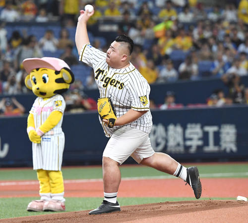 阪神対DeNA　始球式をするBigfumi（撮影・奥田泰也）