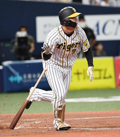阪神対DeNA　3回裏阪神無死、高山俊は中越え本塁打を放つ（撮影・奥田泰也）