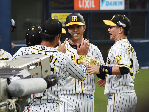 阪神対DeNA　3回裏阪神無死、高山俊は中越え本塁打を放ちナインとタッチを交わす（撮影・奥田泰也）
