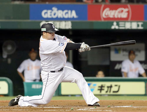 西武対日本ハム　2回裏西武無死、山川は勝ち越しとなる左越え本塁打を放つ（撮影・佐藤翔太）