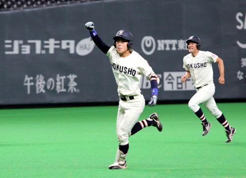 札幌大対北翔大　延長11回北翔大2死一三塁、安井がサヨナラの右前適時打を放ち右手を挙げて喜ぶ（撮影・永野高輔）