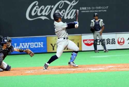 星槎道都大対札幌大谷大　7回星槎道都大2死、生田目一塁手が中前打を放つ（撮影・永野高輔）