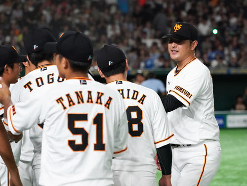 イースタン・リーグ　巨人対日本ハム　6回から登板し、1イニングを無失点に抑えた巨人岩隈（右）はナインの出迎えに笑顔を見せる（撮影・足立雅史）