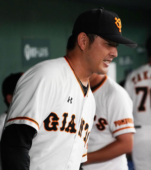 イースタン・リーグ　巨人対日本ハム　6回から登板し、1イニングを無失点に抑えた巨人岩隈はベンチに戻り笑顔を見せる（撮影・足立雅史）