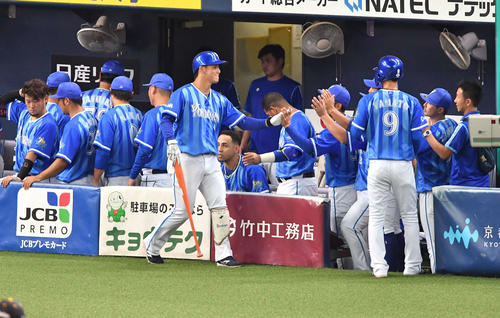 5回表DeNA無死一、三塁、伊藤裕季也は左犠飛で得点しナインの出迎えを受ける（撮影・上田博志）