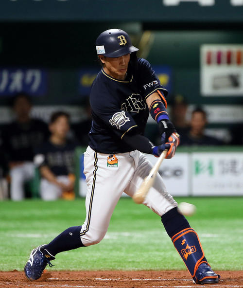 2回表オリックス2死一、二塁、安達は中前適時打を放つ（撮影・栗木一考）