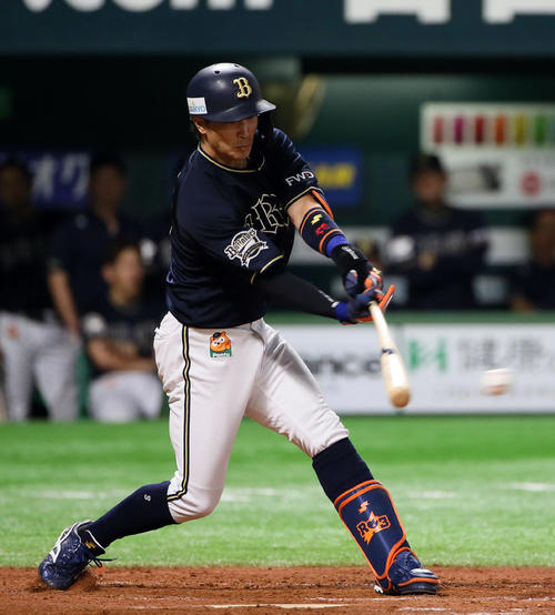 4回表オリックス1死満塁、安達は遊適時内野安打を放つ（撮影・栗木一考）