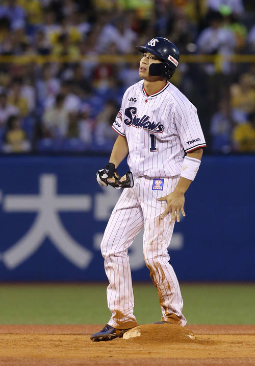 ヤクルト対阪神　1回裏ヤクルト2死一塁、二盗を決める山田哲。連続盗塁成功を「33」に伸ばした（撮影・河野匠）