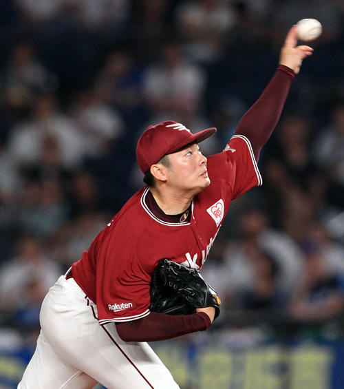 ロッテ対楽天　楽天4番手で登板し9回裏を抑えた松井（撮影・滝沢徹郎）