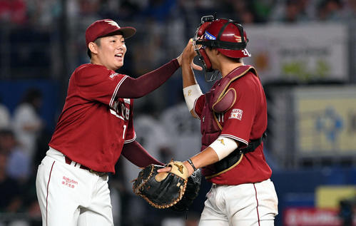 ロッテ対楽天　9回裏を抑え楽天太田（右）とタッチを交わす松井（撮影・滝沢徹郎）