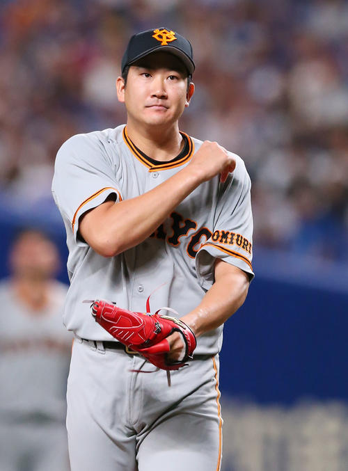 中日対巨人　5回裏中日2死一、二塁、ビシエドを遊飛に仕留めグラブをたたく菅野（撮影・垰建太）
