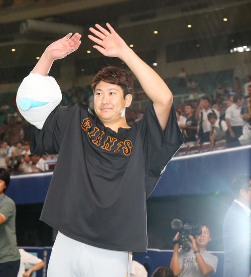 中日対巨人　中日に勝利し、ファンの声援に応える巨人菅野（撮影・垰建太）