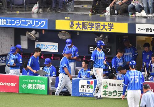阪神に連敗し肩を落としてベンチを引き揚げるラミレス監督（中央）（撮影・上田博志）