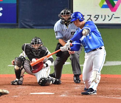5回表DeNA無死一、三塁、左犠飛を放つ伊藤裕季也（撮影・上田博志）