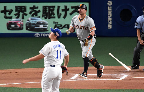 中日対巨人　6回表巨人1死、阿部は右越え本塁打を放つ。投手小笠原（撮影・前岡正明）